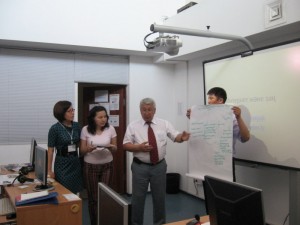 Алматыдағы тренингке қатысушылар тапсырмаларды орындауда