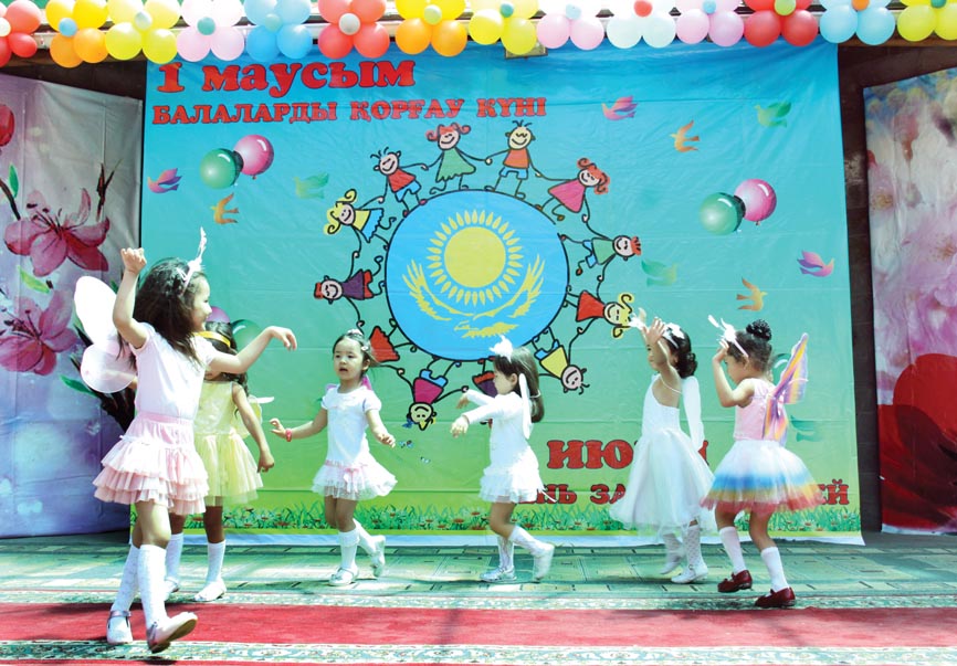 1 маусым. Растяжка 1 маусым балалар қорғау күні распечатать. Балалар үйі картинка. 1 маусым сценарий. 1 маусым.