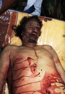 Жергілікті уақыт 20-шы қазан. Либианың Мисурата қаласы. Каддафидың мүрдесі