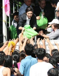Тайланд Премьер министрі Yingluck Shinawatra тасқын жүрмеген көшелерде тұрып халыққа әр түрлі тұрмыстық заттарды үлестірді.
