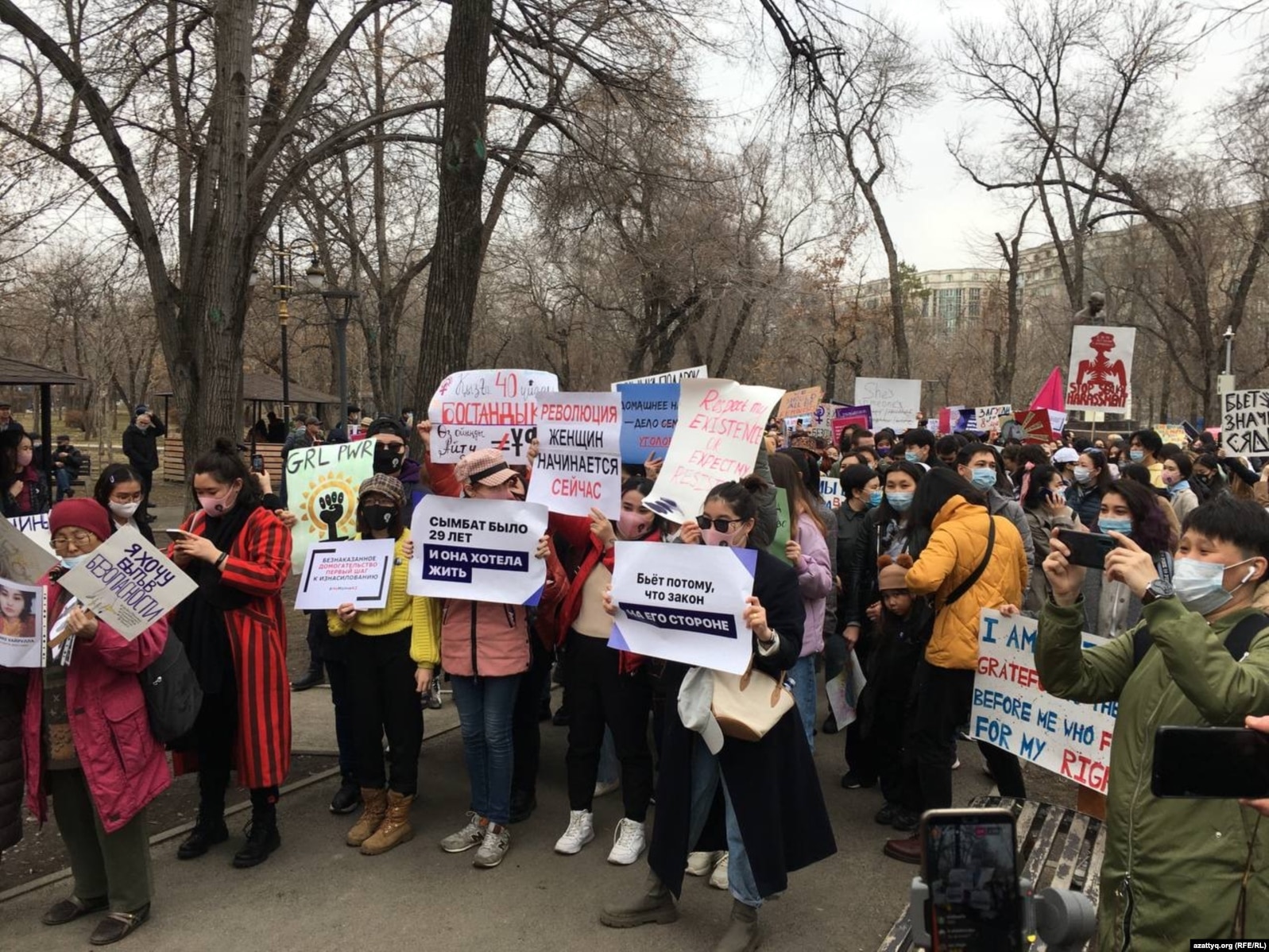 В мексике чел заехал в митинг феминисток. Митинги в Казахстане. Шествие феминисток. Митинг феминисток. Алматы митинг.